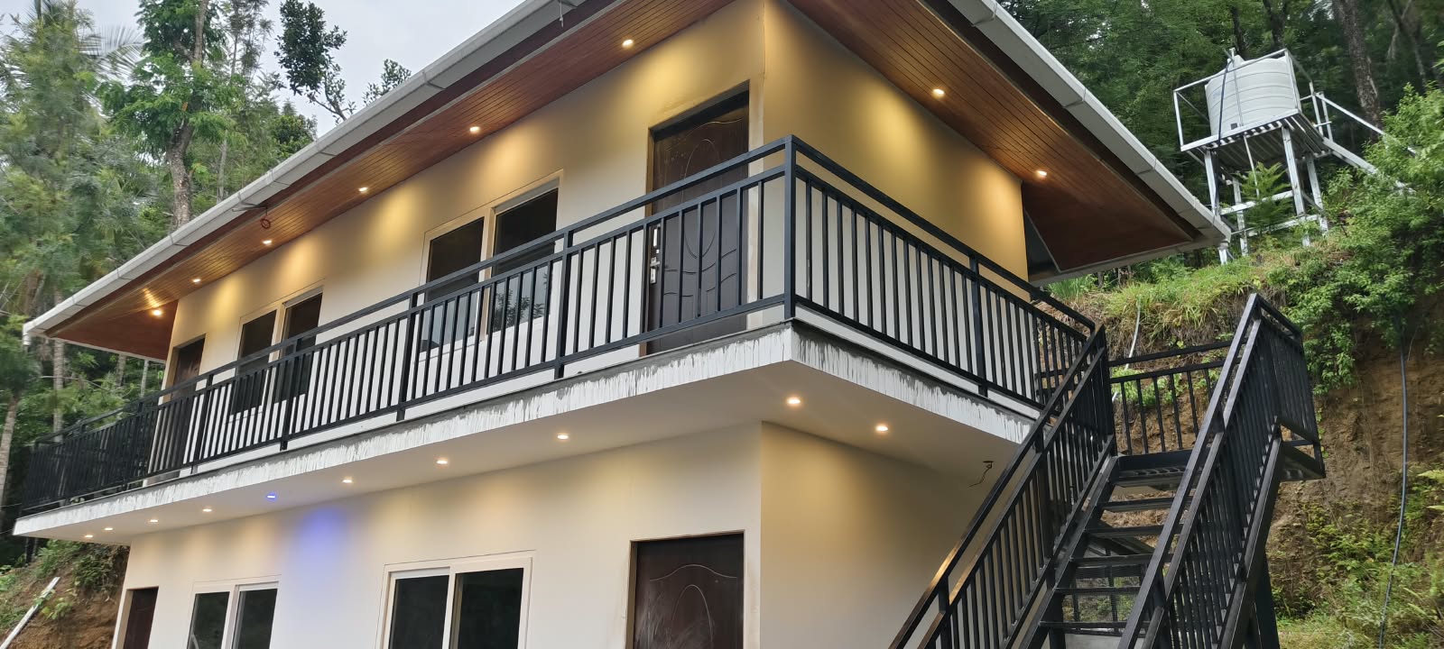 Biju's Misty Heaven 2-storey modern mountain sanctuary villa with balcony and stairs in Kanthalloor